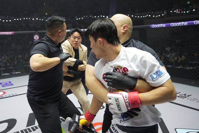 타이틀전이 아직&nbsp;2개월 가까이 남은 시점에서 벌써부터&nbsp;‘플라이급 챔피언’&nbsp;이정현(24, TEAM AOM)과&nbsp;‘도전자’인&nbsp;‘에임건’&nbsp;조준건(20, THE GYM LAB)의 신경전이 살벌하다. / 로드FC