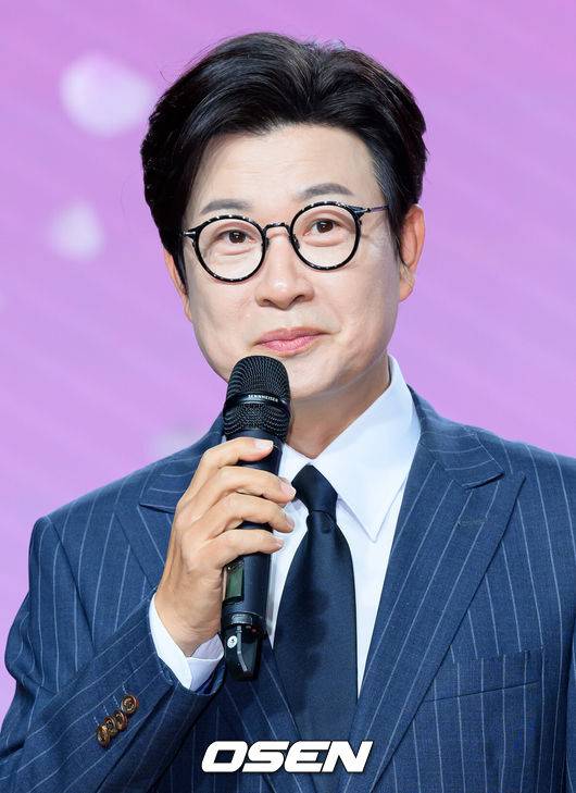 [OSEN=이대선 기자] 9일 오후 서울 일지아트홀에서 트로트 가수 김태연 첫 번째 정규앨범 '설레임' 발매기념 쇼케이스가 열렸다.김태연의 첫 번째 정규앨범 ‘설레임’은 깊어진 감성과 더욱 단단해진 보컬로 돌아온 김태연의 진심이 담긴 작품이다. 아나운서 김성주가 진행을 하고 있다. 2025.04.09 /sunday@osen.co.kr