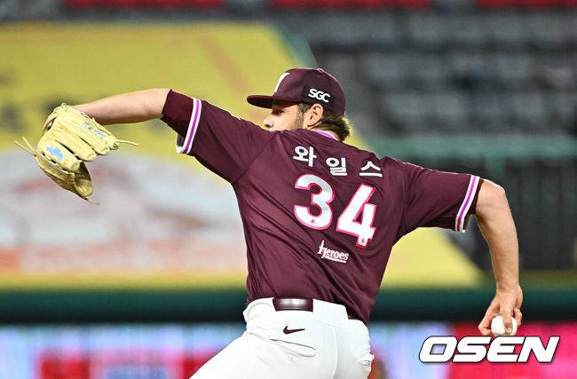 [OSEN=인천, 박준형 기자]  31일 오후 인천 SSG랜더스필드에서 2026 신한 SOL KBO리그&nbsp;SSG 랜더스와 키움 히어로즈의 경기가 진행됐다.이날 SSG는 베니지아노를, 키움은 와일스를 선발투수로 내세웠다. 3회말 키움 선발투수 와일스가 역투하고 있다.    2026.03.31 / soul1014@osen.co.kr