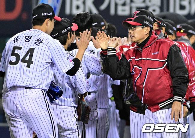 [OSEN=잠실, 조은정 기자] 프로야구 LG 트윈스가&nbsp;KIA 타이거즈에 위닝에 성공했다.&nbsp;LG 2일 잠실구장에서 열린 2026 KBO리그 KIA와 경기에서 2-1로 승리했다. 1승 1패를 주고받고 3연전 마지막 경기에서 승리했다. 이로써 LG는 개막 3연패 이후 2연승을 기록했다. KIA는 1승 4패가 됐다.&nbsp;LG 염경엽 감독이 유영찬과 승리를 기뻐하고 있다. 2026.04.02 /cej@osen.co.kr