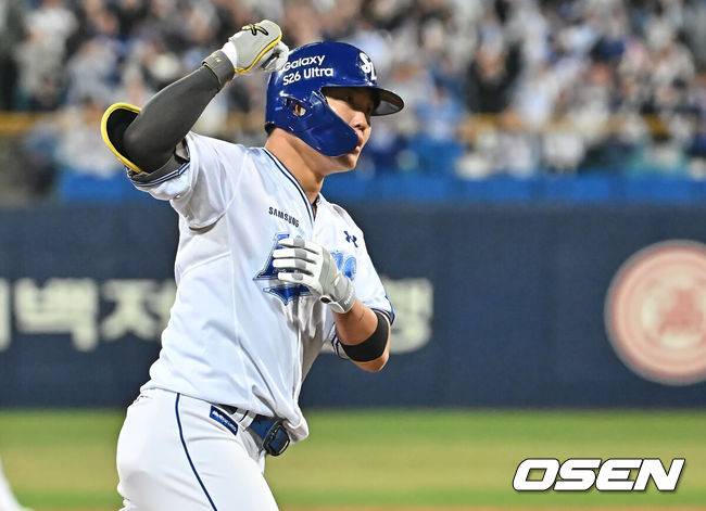 [OSEN=대구, 이석우 기자] 2일 대구삼성라이온즈파크에서 2026 신한 SOL KBO 리그 삼성 라이온즈와 두산 베어스의 경기가 열렸다. 홈팀 삼성은 이승현이, 방문팀 두산은 최민석이 선발 출전했다. 삼성 라이온즈 류지혁이 8회말 1사 1루 우월 2점 홈런을 치고 환호하고 있다. 2026.04.02 / foto0307@osen.co.kr