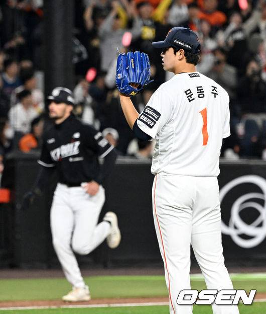 [OSEN=대전, 이대선 기자] 2일 대전 한화생명볼파크에서 2026 신한 SOL KBO리그 한화 이글스와 KT 위즈의 경기가 열렸다.이날 한화는 문동주, KT는 오원석을 선발로 내세웠다.3회초 1사 만루에서 한화 문동주가 KT 장성우에게 좌월 만루 홈런을 허용하고 있다. 2026.04.02 /sunday@osen.co.kr