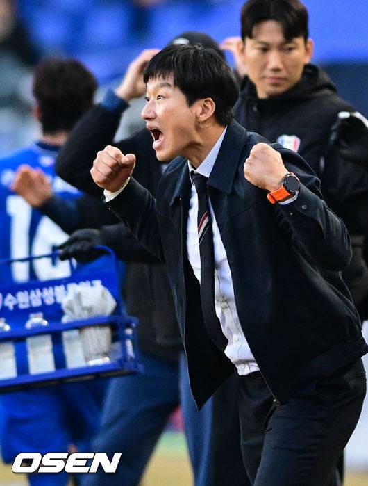 [OSEN=수원, 조은정 기자]수원 삼성의 '정효볼'이 K리그2 역대 최다 관중인&nbsp;24071명 앞에서 화려하게 막을 올렸다.수원은 28일&nbsp;오후 4시 30분 수원월드컵경기장에서 열린 하나은행 K리그2 2026 1라운드에서&nbsp;서울 이랜드를 상대로 2-1 역전승을 거뒀다.&nbsp;후반 수원 삼성 이정효 감독이 강현목의 역전골에 기뻐하고 있다. 2026.02.28 /cej@osen.co.kr