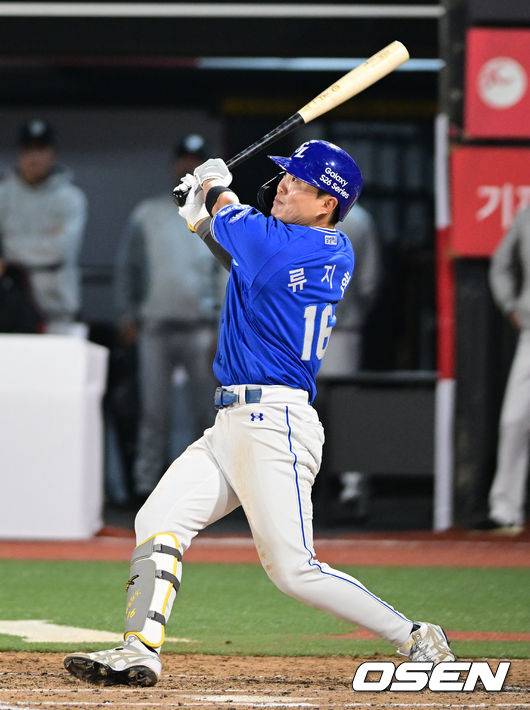 [OSEN=수원, 조은정 기자] 3일 경기도 수원 KT위즈파크에서 2026 신한 SOL KBO리그 KT 위즈와 삼성 라이온즈의 경기가 열렸다. 6회말 2사 2루에서 삼성 류지혁이 좌중간으로 역전 적시 3루타를 날리고 있다. 2026.04.03 /cej@osen.co.kr