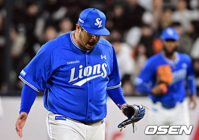 [OSEN=수원, 조은정 기자] 3일 경기도 수원 KT위즈파크에서 2026 신한 SOL KBO리그 KT 위즈와 삼성 라이온즈의 경기가 열렸다. 6회말 1사 1루에서 KT 김상수에게 병살타를 유도하며 이닝을 마친 삼성 후라도가 기뻐하고 있다. 2026.04.03 /cej@osen.co.kr