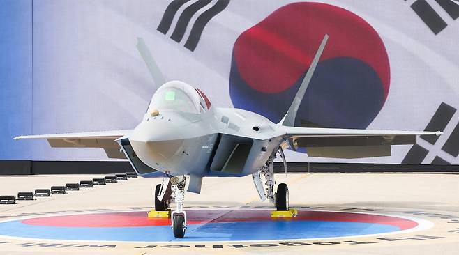 지난달 25일 경남 사천 한국항공우주산업(KAI)에서 KF-21 양산 1호기가 공개되고 있다. 사천=뉴시스