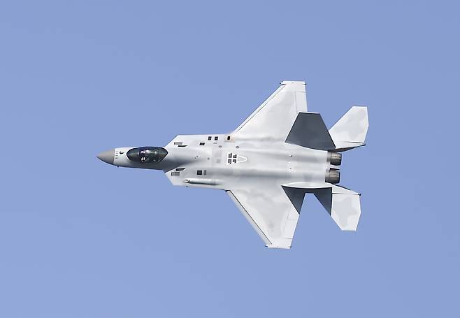 KF-21 전투기가 상공에서 단기 기동을 하고 있다. 세계일보 자료사진