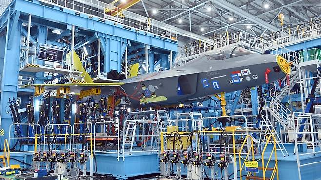 KF-21 기체가&nbsp;구조시험동에서 시험을 하고 있다. 세계일보 자료사진