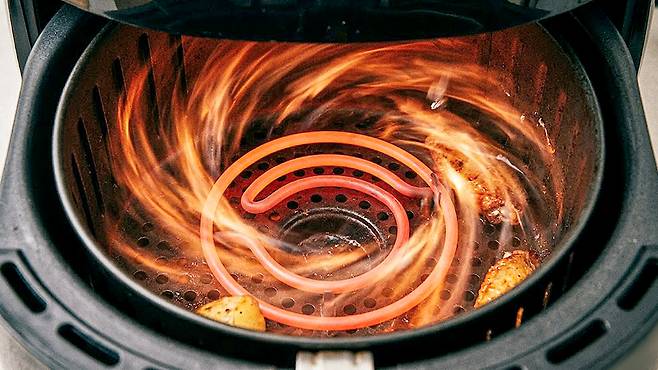 에어프라이어 내부의 고온 열풍은 수분을 앗아가는 동시에 발암 물질인 ‘아크릴아마이드’의 생성지가 된다. 게티이미지뱅크