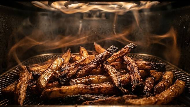 설탕 대신 넣은 올리고당이 200°C 열풍을 만나면, 바스켓 안은 순식간에 발암 물질 농축 밀실로 변한다. 픽사베이