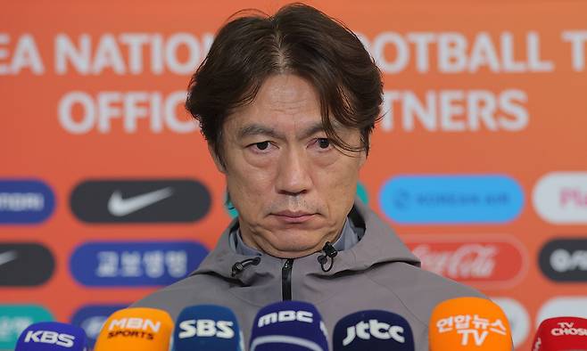 2026 국제축구연맹(FIFA) 북중미 월드컵 소집 전 마지막 평가전을 마치고 돌아온 대한민국 축구 국가대표팀 홍명보 감독이 2일 인천국제공항 제2터미널을 통해 귀국해 취재진의 질문에 답하고 있다. 유럽 원정 A매치 코트디부아르와 오스트리아전에서 두 경기 연속 ‘영패’를 기록한 대표팀은 골 결정력은 물론 수비 조직력마저 총체적 난국 상황에 빠지면서 월드컵 본선 경쟁력에 ‘빨간불’이 켜졌다. 연합뉴스