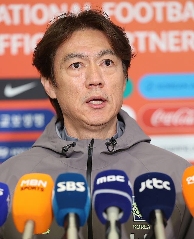 2026 국제축구연맹(FIFA) 북중미 월드컵 소집 전 마지막 평가전을 마치고 돌아온 대한민국 축구 국가대표팀 홍명보 감독이 2일 인천국제공항 제2터미널을 통해 귀국해 취재진의 질문에 답하고 있다. 유럽 원정 A매치 코트디부아르와 오스트리아전에서 두 경기 연속 ‘영패’를 기록한 대표팀은 골 결정력은 물론 수비 조직력마저 총체적 난국 상황에 빠지면서 월드컵 본선 경쟁력에 ‘빨간불’이 켜졌다. 뉴스1