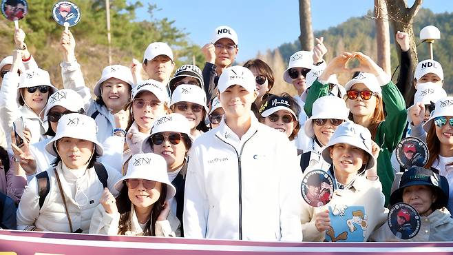 박성현이 1라운드를 마친 뒤 팬클럽 ‘남달라’와 기념 촬영을 하고 있다. 한재경 PD