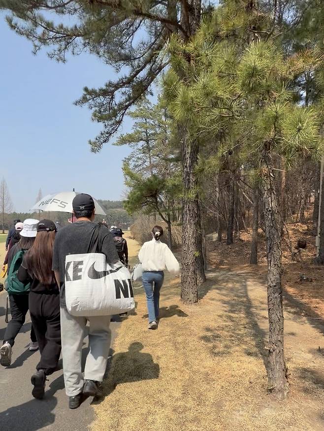 박성현의 티샷을 보기 위해 기자가 숨 가쁘게 달리고 있다.&nbsp;한재경 PD