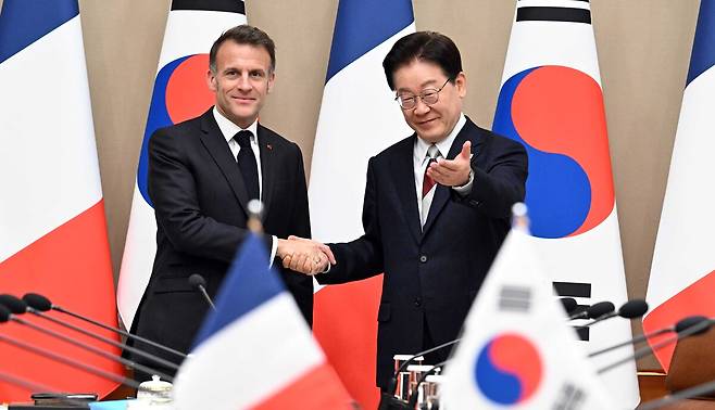 이재명 대통령과 에마뉘엘 마크롱 프랑스 대통령이 3일 청와대에서 열린 한-프랑스 확대정상회담에 앞서 기념촬영을 하고 있다.