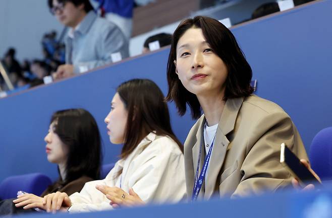 ‘배구 여제’ 김연경이 2일 오후 인천 계양체육관에서 열린 2025∼2026 V리그 챔피언결정전 1차전 대한항공과 현대캐피탈의 경기를 관람하고 있다. 뉴시스