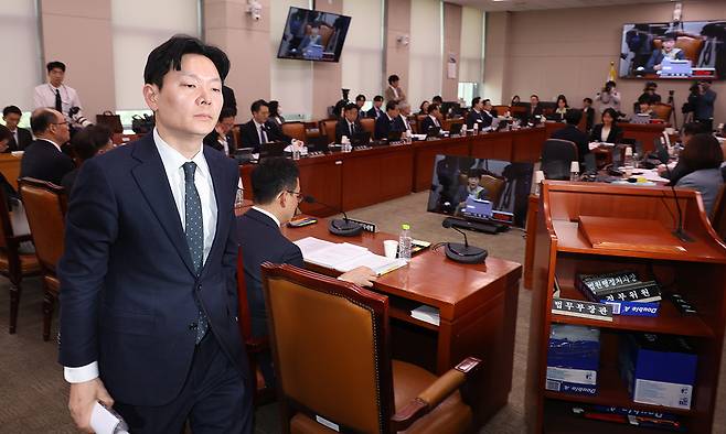 '쌍방울 대북 송금' 의혹 사건의 수사 책임자인 박상용 인천지검 부부장검사가 3일 서울 여의도 국회에서 열린 윤석열 정권 정치검찰 조작기소 의혹사건 진상규명 국정조사 특별위원회 전체회의에서 증인선서를 거부한 뒤 서영교 위원장에게 퇴장 지시를 받고 퇴장하고 있다. 뉴시스