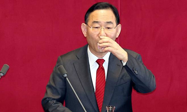 주호영 국민의힘 의원이 3일 오후 서울 여의도 국회 본회의장에서 열린 제434회국회(임시회) 제1차 본회의 정치·외교·통일·안보에 관한 질문에서 질의를 하기 전 물을 마시고 있다. 뉴시스.