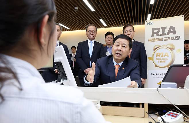 구윤철 부총리 겸 재정경제부 장관이&nbsp;3일&nbsp;NH투자증권을 방문해&nbsp;창구 직원에게 국내시장복귀계좌(RIA)에 대한&nbsp;설명을 듣고 있다.