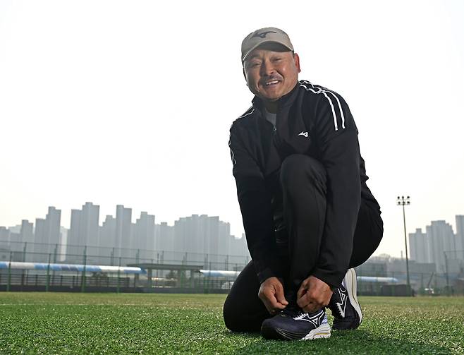 수년간 투병 끝에 희귀병을 극복한 ‘국민 마라토너’ 이봉주가 운동화 끈을 다시 고쳐 매고 있다. 성형주 기자