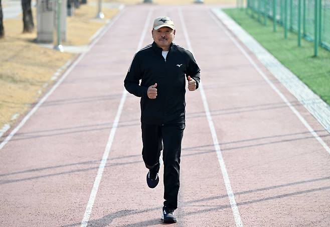 근육기장 이상증을 극복한 마라토너 이봉주가 트랙을 힘차게 달리고 있다. 성형주 기자