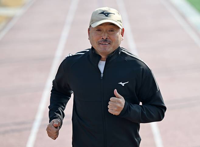 근육긴장 이상증을 극복한 마라토너 이봉주가 밝은 표정으로 트랙을 달리고 있다. 성형주 기자