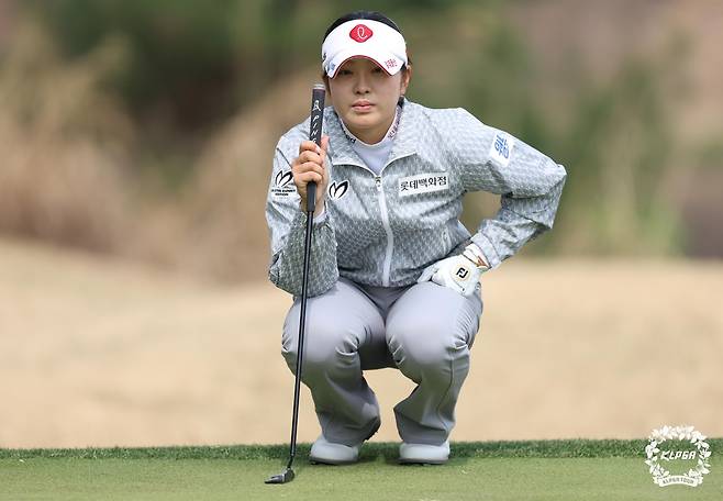 그린 경사를 파악하고 있는 유현조. 사진 제공=KLPGA