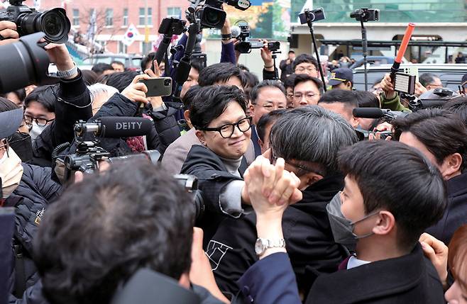 한동훈 전 국민의힘 대표가 2월27일 대구 서문시장을 찾아 지지자들에게 인사하고 있다. ⓒ연합뉴스