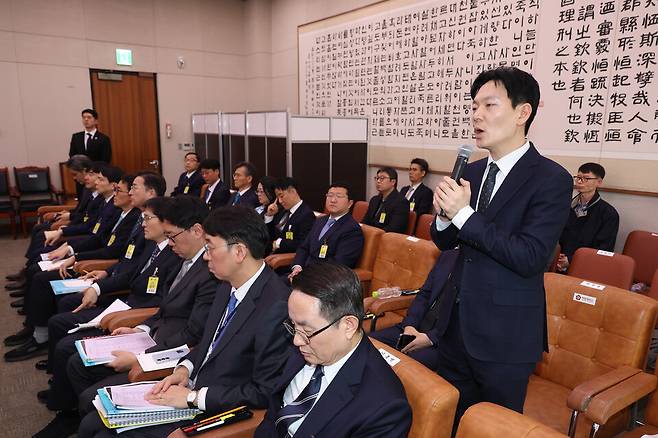 '쌍방울 대북 송금' 사건을 수사했던 박상용 인천지방검찰청 부부장검사가 4월3일 국회에서 열린 '윤석열정권 정치검찰조작기소 의혹사건 진상규명' 국정조사특별위원회 전체회의에서 증인선서를 거부한 뒤 발언하고 있다. ⓒ 연합뉴스