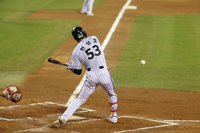 LG 천성호가 2일 잠실구장서 열린 ‘2026 신한 SOL KBO리그’ KIA와 홈경기서 2회말 1타점 우전 적시타를 치고 있다. 사진제공｜LG 트윈스