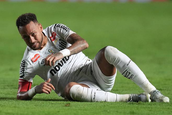 산투스 네이마르가 3일 헤모전에서 상대 파울로 넘어진 뒤 고통스러워하고 있다. AP연합뉴스