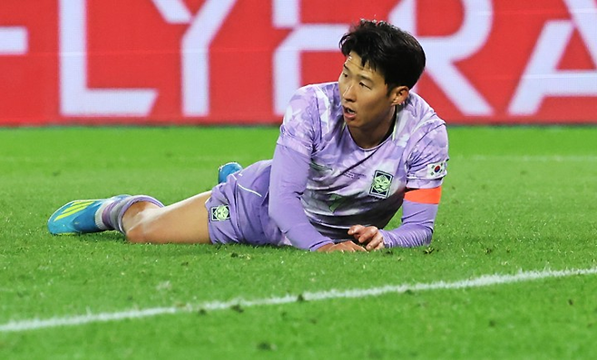 축구대표팀 손흥민이 1일 오스트리아전에서 득점 기회를 놓친 뒤 그라운드에 쓰러져 아쉬워하고 있다. 연합뉴스