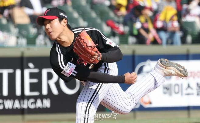 2026 신한 SOL KBO리그 시범경기 롯데 자이언츠 대 LG 트윈스 경기가 14일 부산 사직야구장에서 열렸다.  LG 우강훈이 역투하고 있다. /사진=김진경 대기자