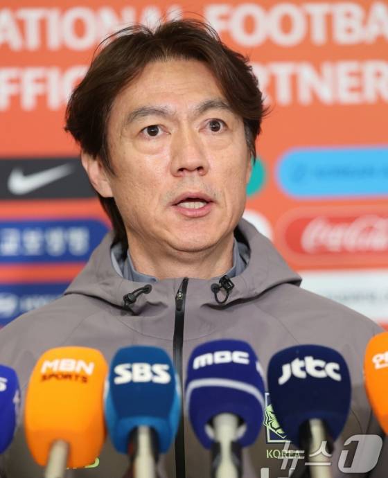 2일 오후 인천국제공항 제2여객터미널을 통해 입국한 홍명보 감독. /사진=뉴스1