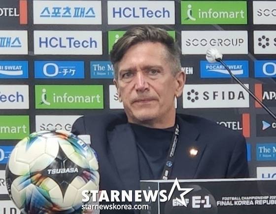 한일전이 끝난 뒤 취재진 질문에 답하는 닐스 닐센 일본 여자대표팀 감독. /사진=박건도 기자