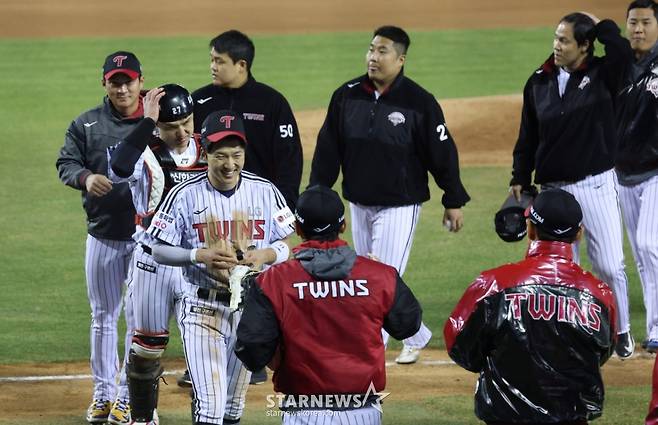 2026 신한 SOL KBO리그 LG 트윈스 대 KIA 타이거즈 경기가 2일 서울 잠실야구장에서 열렸다.  오지환(제일 왼쪽)을 비롯한 LG 선수들이 KIA에 2-1 승리 후 염경엽 감독(가운데 빨간 유니폼)과 기쁨을 나누고 있다. /사진=김진경 대기자