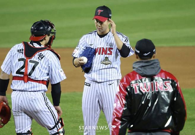 2026 신한 SOL KBO리그 LG 트윈스 대 KIA 타이거즈 경기가 2일 서울 잠실야구장에서 열렸다.  LG 유영찬이 흔들리는 모습을 보이자 김광삼 코치가 마운드로 향하고 있다. /사진=김진경 대기자