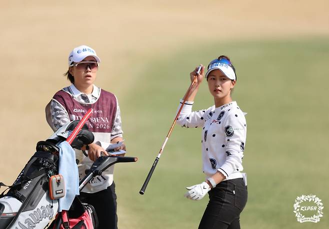 KLPGA 국내 개막전 더 시에나 오픈에 출전한 송지아(오른쪽). /사진=KLPGA 제공