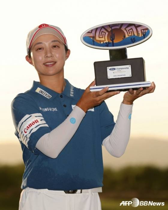 김효주가 30일(한국시간) 미국 애리조나주 피닉스의 월윈드 골프 클럽에서 열린 2026 LPGA 투어 포드 챔피언십 우승 트로피를 들고 기뻐하고 있다. /AFPBBNews=뉴스1