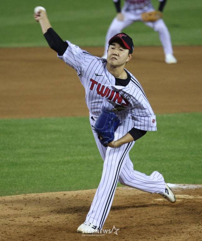 2일 경기에 등판한 유영찬의 모습. /사진=김진경 대기자