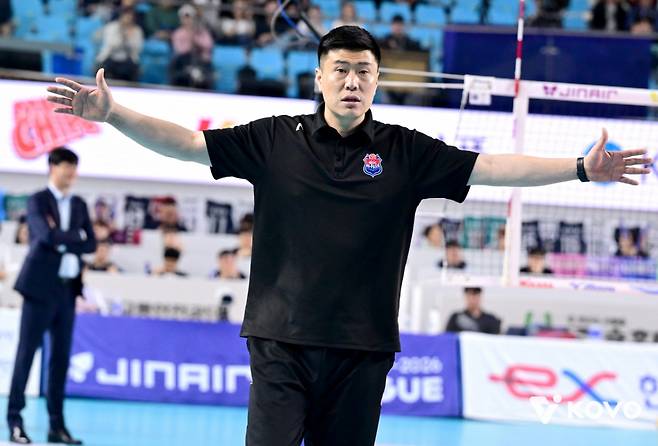 김영래 한국도로공사 감독대행. /사진=한국배구연맹 제공