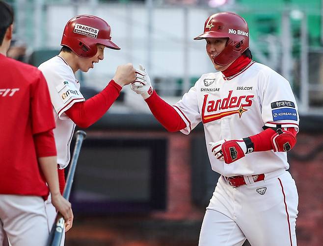 SSG 랜더스 최정(오른쪽)이 2일 인천 SSG랜더스필드에서 열린 2026 신한 SOL KBO리그 키움 히어로즈와의 팀 간 2차전에서 시즌 1호 홈런을 기록, 팀 승리를 이끌었다. 사진 SSG 랜더스