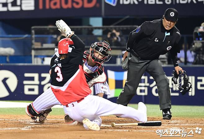 2일 오후 서울 송파구 잠실야구장에서 열린 '2026 신한 SOL Bank KBO리그' KIA 타이거즈와 LG 트윈스의 경기, 4회초 1사 3루 KIA 데일의 내야 땅볼 때 3루주자 김선빈이 홈 쇄도를 시도했으나 LG 포수 박동원에게 태그아웃 당하고 있다. 잠실, 박지영 기자
