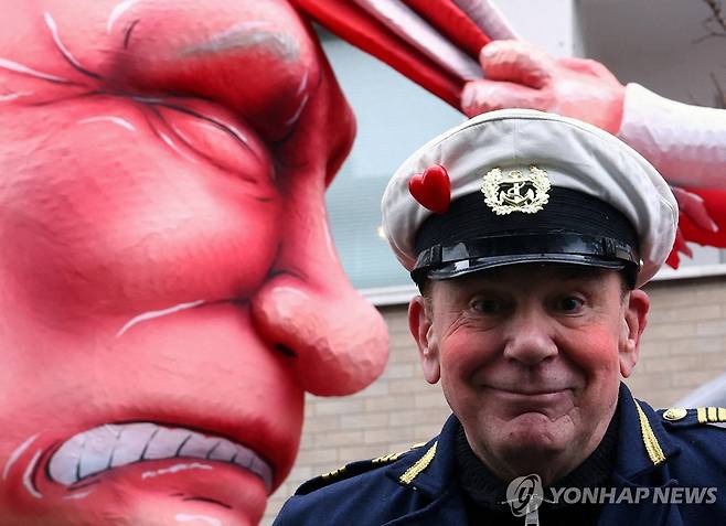 자크 틸리(오른쪽)와 푸틴 풍자 조형물 [로이터 연합뉴스 자료사진. 재판매 및 DB 금지]