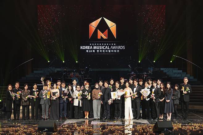 제10회 한국뮤지컬어워즈 (서울=연합뉴스) 지난 19일 서울 세종문화회관 대극장에서 열린 제10회 한국뮤지컬어워즈 시상식에서 수상자들이 기념 촬영하고 있다.
     대상작은 '한복 입은 남자'로 편곡·음악감독상·무대 예술상 등 3관왕을 차지했다. 2026.1.20 [한국뮤지컬협회 제공. 재판매 및 DB 금지] photo@yna.co.kr