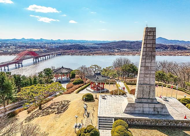한강을 내려다보고 있는 행주대첩비 [사진/임헌정 기자]