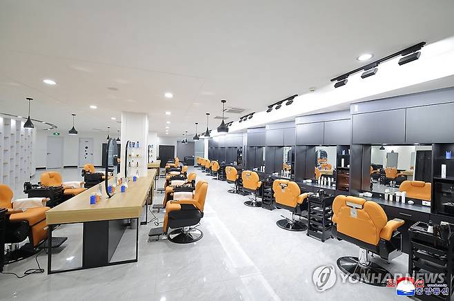 김정은, 개업 앞둔 화성지구 4단계 상업시설 시찰 (평양 조선중앙통신=연합뉴스) 김정은 북한 국무위원장이 딸 주애와 함께 개업을 앞둔 '평양의 신도시' 화성지구 4단계 구역의 봉사시설(상업시설)을 돌아보며 운영준비 상태를 요해(파악)했다고 조선중앙통신이 3일 보도했다. 2026.4.3 
    [국내에서만 사용가능. 재배포 금지. For Use Only in the Republic of Korea. No Redistribution] nkphoto@yna.co.kr