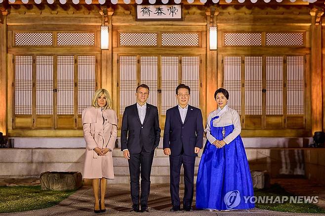 한-프랑스 정상 부부 친교만찬 (서울=연합뉴스) 이재명 대통령과 김혜경 여사가 2일 청와대 상춘재에서 국빈 방한한 에마뉘엘 마크롱 프랑스 대통령과 브리지트 마크롱 여사가 친교만찬에서 기념 촬영을 하고 있다. 2026.4.3 [청와대 제공. 재판매 및 DB 금지] photo@yna.co.kr