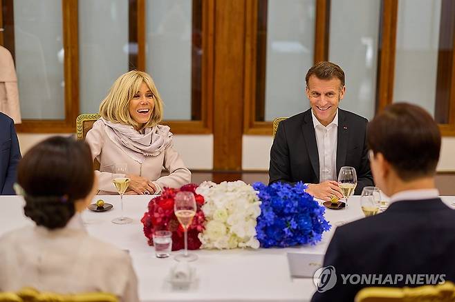한-프랑스 정상 부부 친교만찬 (서울=연합뉴스) 국빈 방한한 에마뉘엘 마크롱 프랑스 대통령과 브리지트 마크롱 여사가 2일 청와대 상춘재에서 이재명 대통령과 김혜경 여사와 친교만찬을 하고 있다. 2026.4.3 [청와대 제공. 재판매 및 DB 금지] photo@yna.co.kr