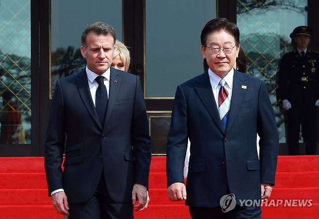 공식 환영식장 향하는 한-프랑스 정상 (서울=연합뉴스) 김도훈 기자 = 이재명 대통령이 3일 청와대에서 국빈 방한한 에마뉘엘 마크롱 프랑스 대통령과 공식 환영식장으로 향하고 있다. 2026.4.3 superdoo82@yna.co.kr